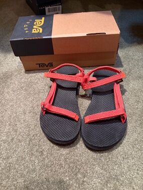 NIB Coral Teva ‘Universal Slim’ Sandals  Size 5
